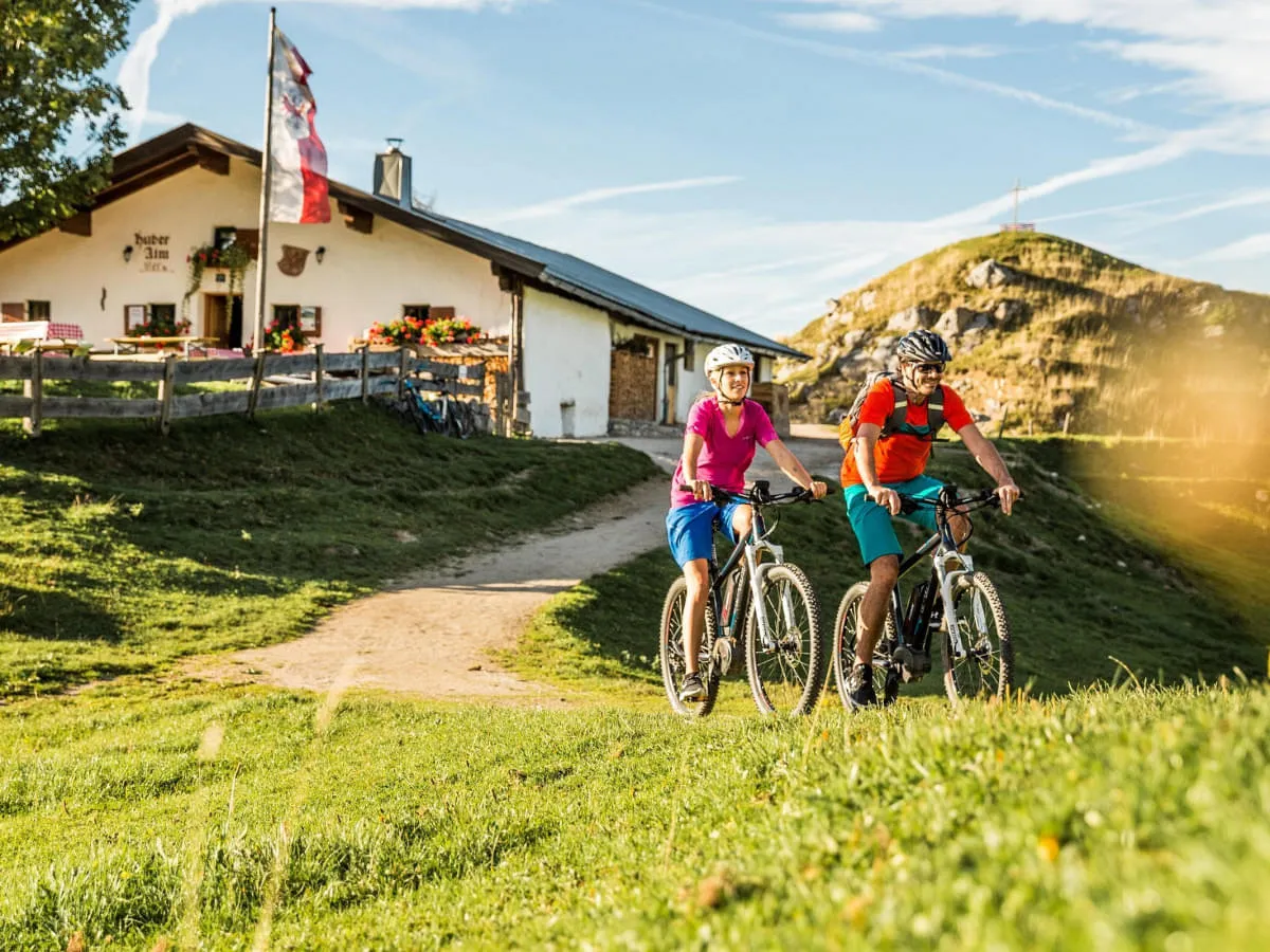 ebikefahreraufderhuberalmindenkitzbueheleralpenmirjageheye5